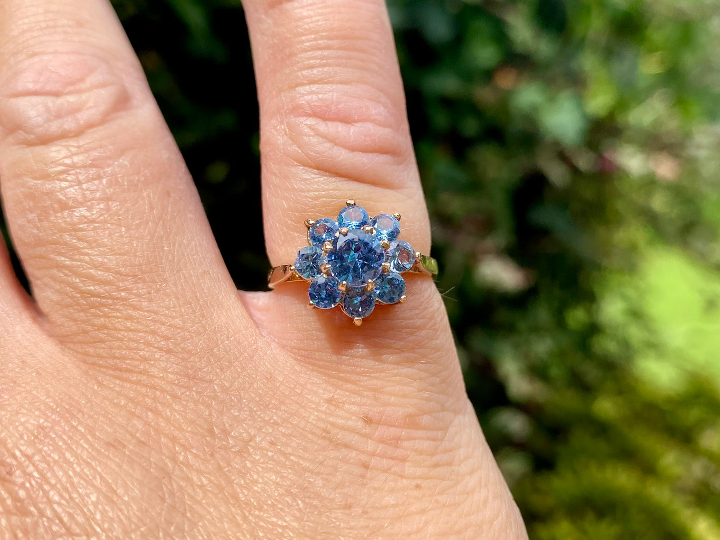 Vintage 9ct Gold Topaz Daisy Ring