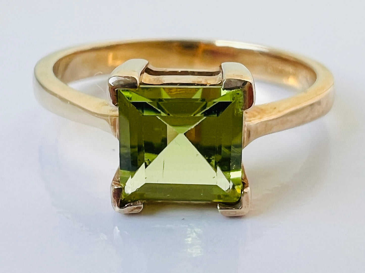 9ct Gold Peridot Ring