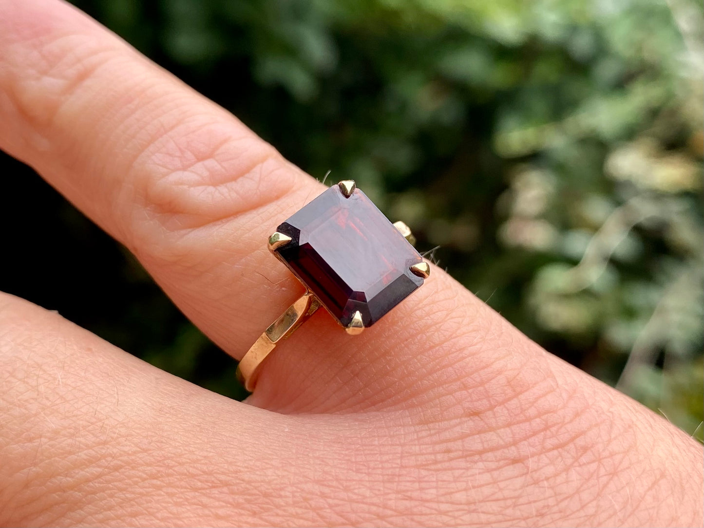 Vintage 9ct Gold Garnet Ring