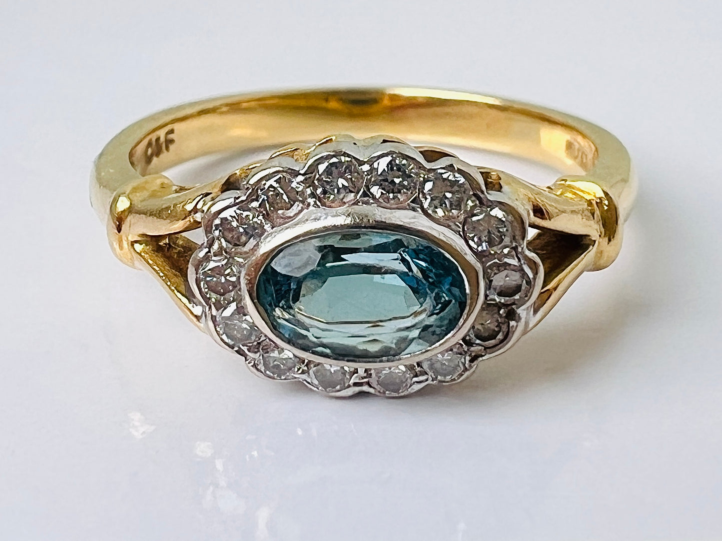 Vintage 18ct Gold Aquamarine & Diamond Ring