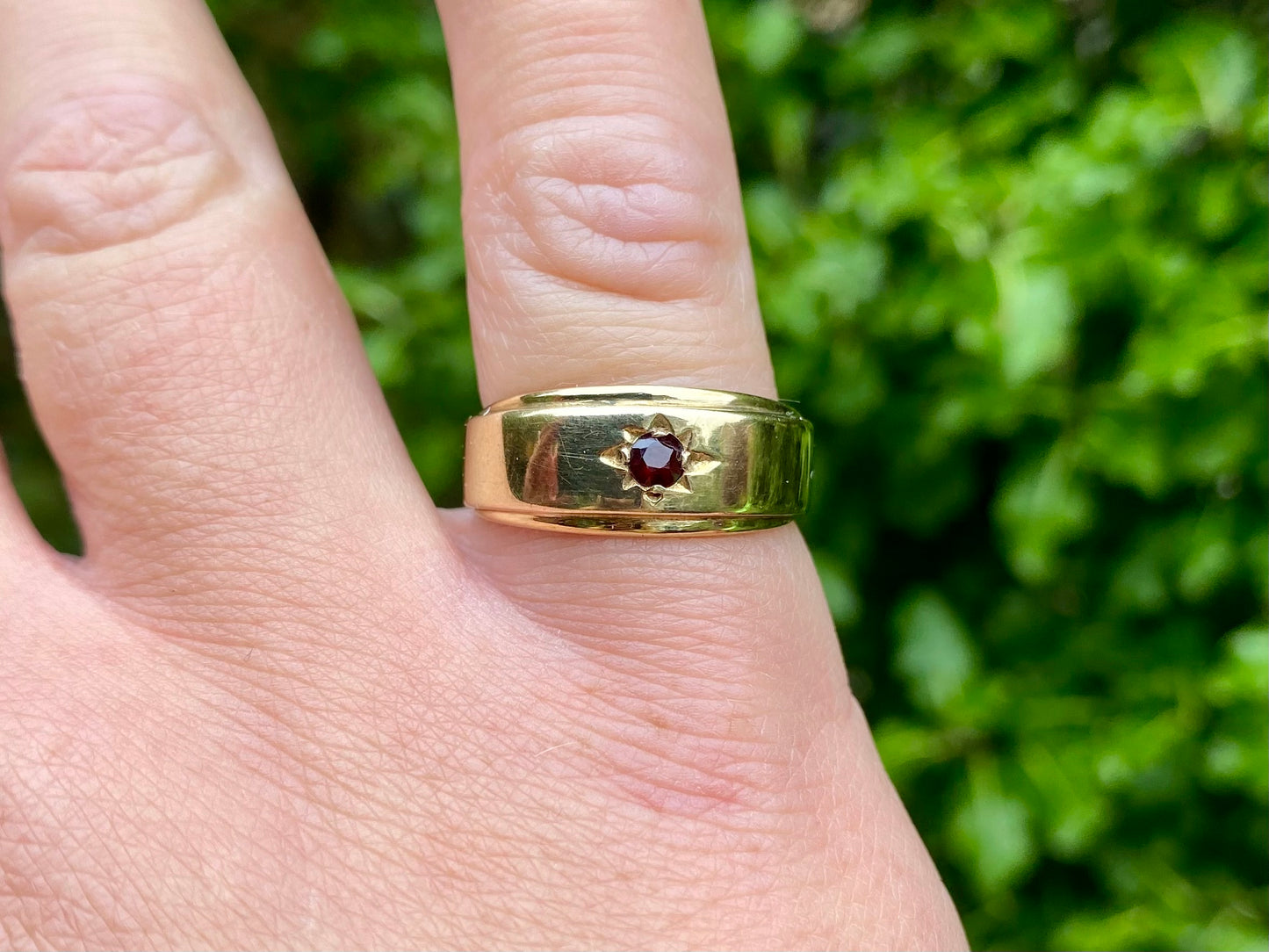 Vintage 9ct Gold Garnet Ring