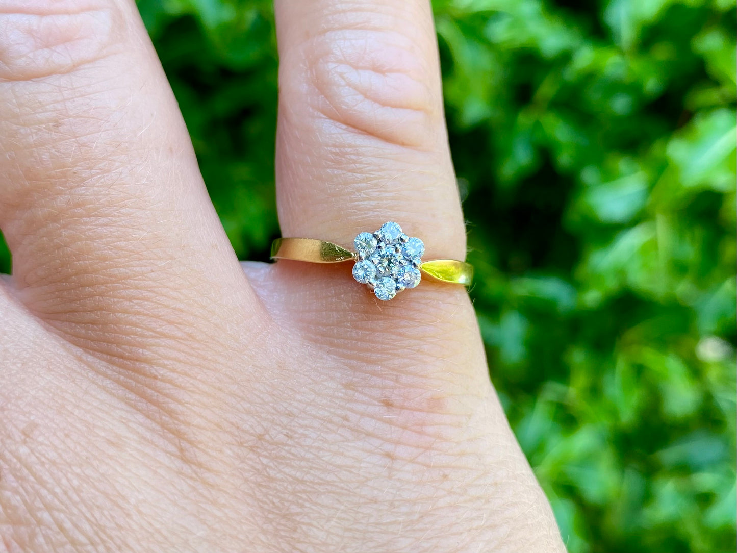 18ct Gold Diamond Daisy Ring