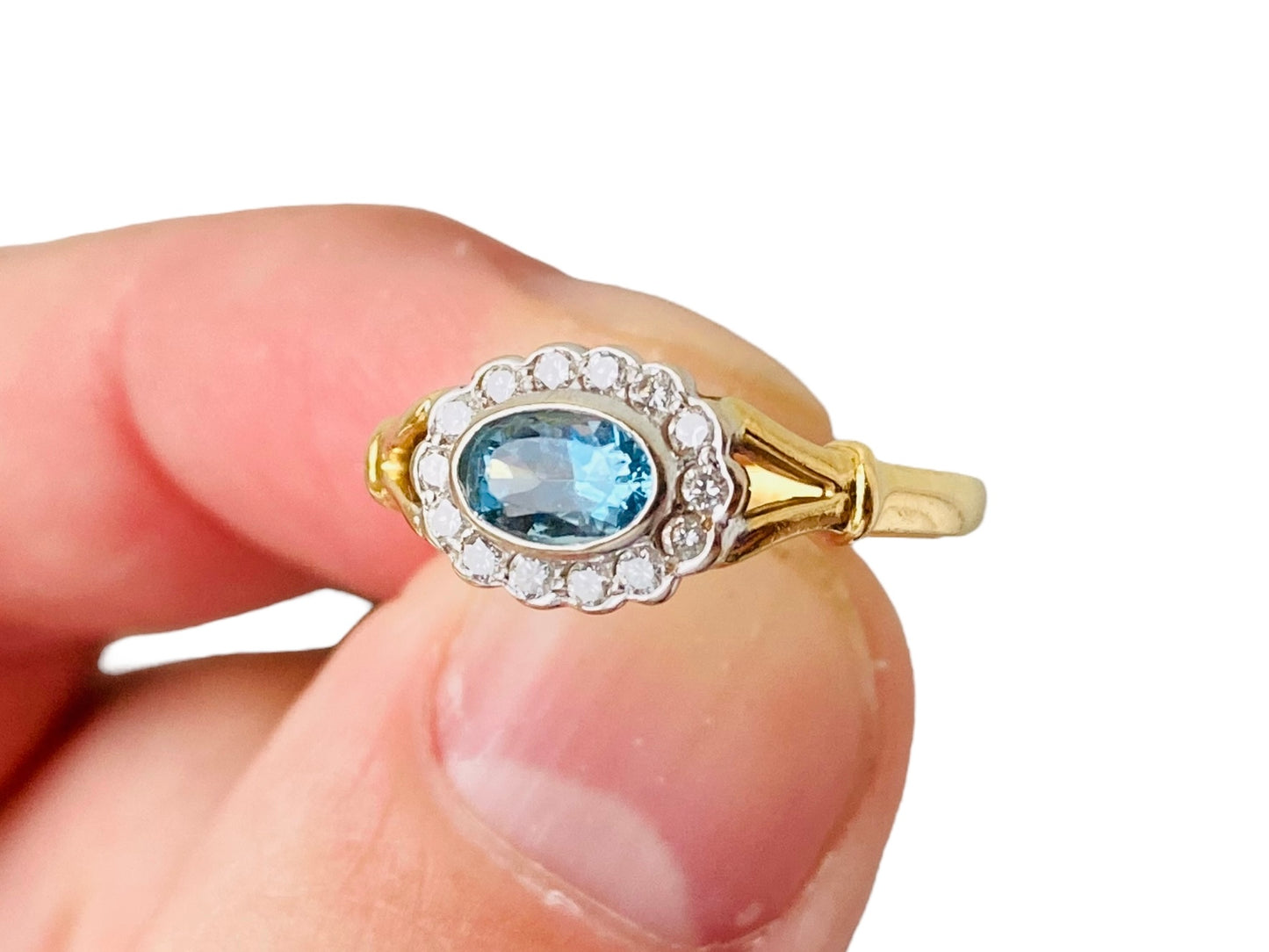 Vintage 18ct Gold Aquamarine & Diamond Ring