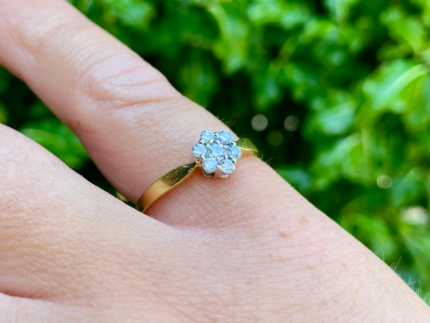 18ct Gold Diamond Daisy Ring