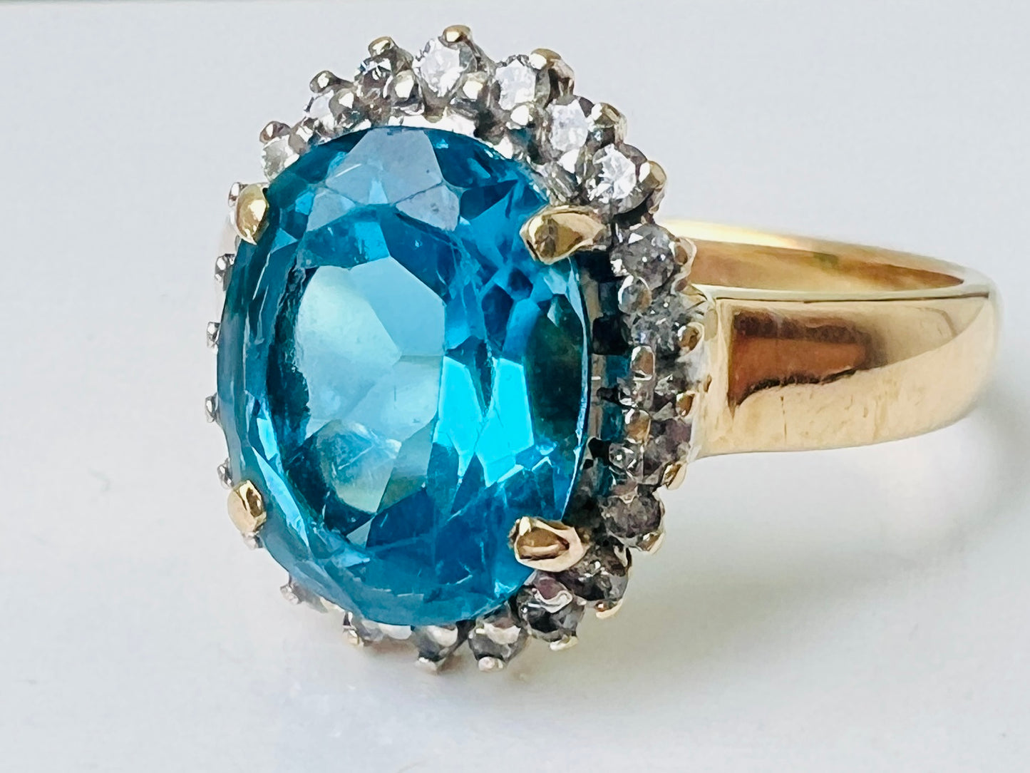 Vintage 18ct Gold Topaz & Diamond Ring