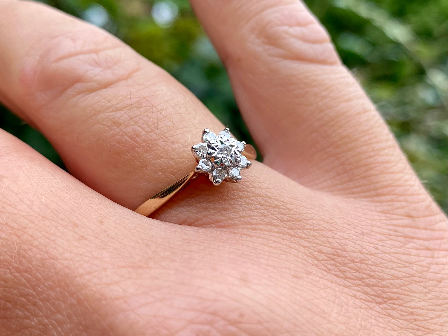 Vintage 9ct Gold Diamond Daisy Ring