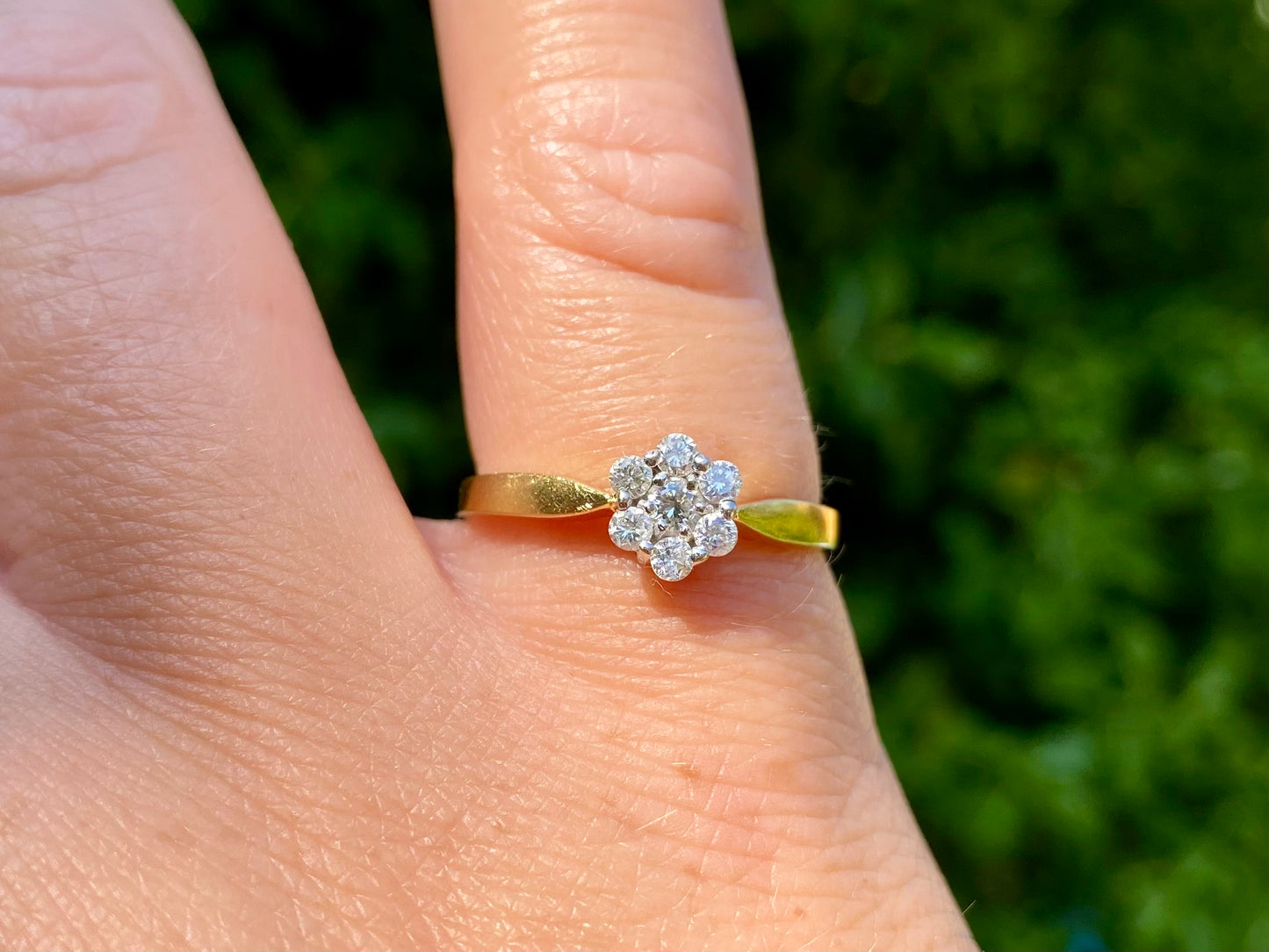 18ct Gold Diamond Daisy Ring