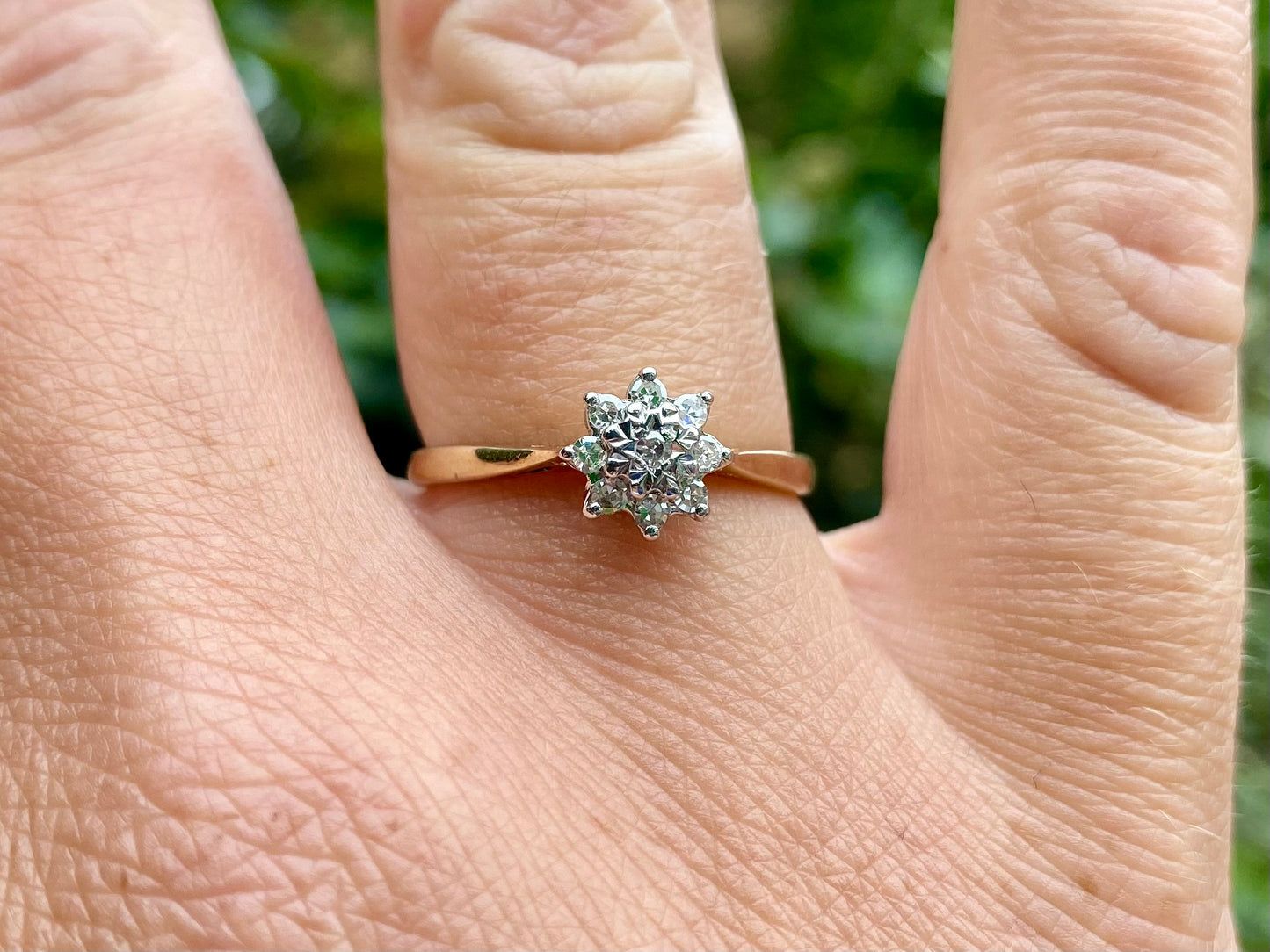 Vintage 9ct Gold Diamond Daisy Ring