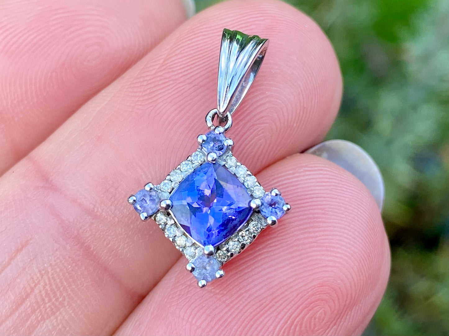 9ct Gold Tanzanite & Diamond Pendant
