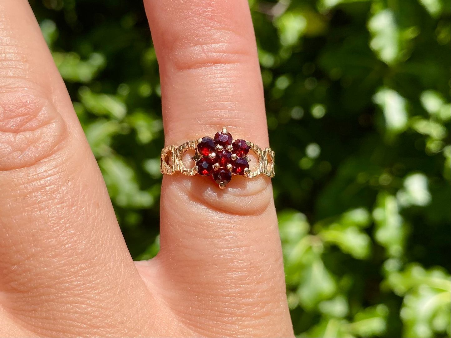 Vintage 9ct Gold Garnet Daisy Ring