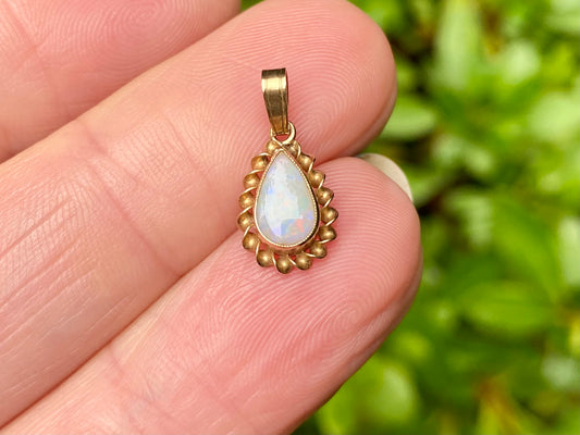 Vintage 9ct Gold Opal Pendant