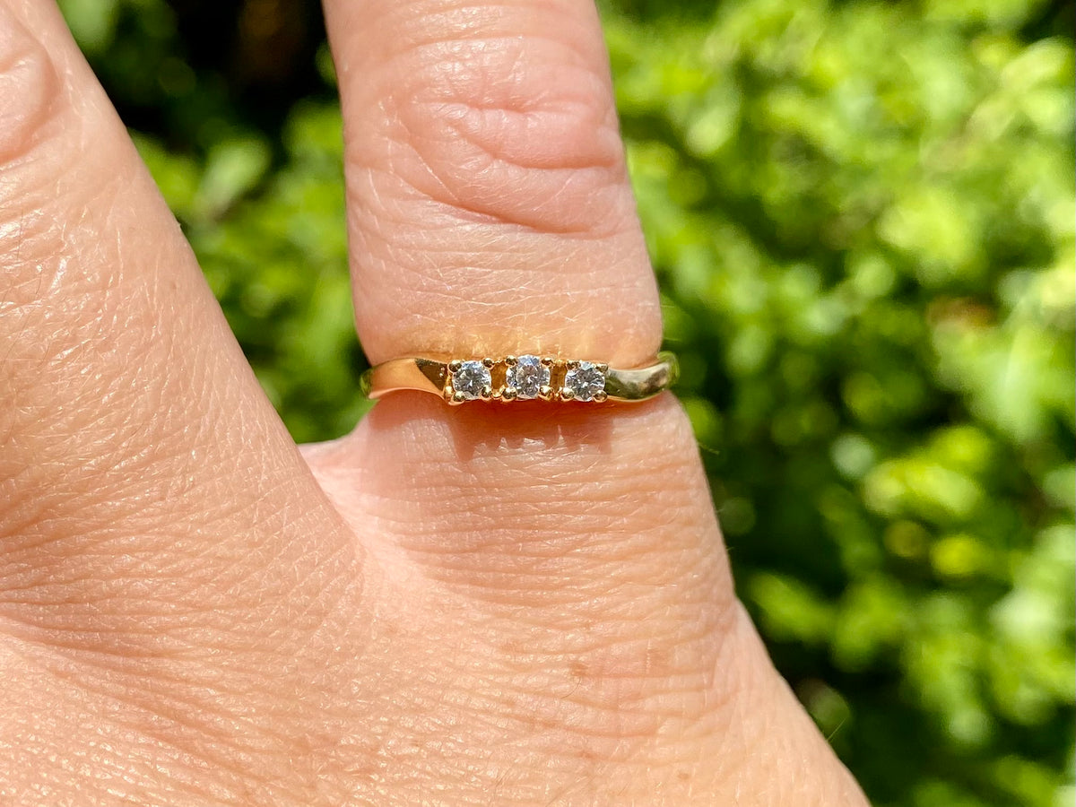 18ct Gold Diamond Curve Ring
