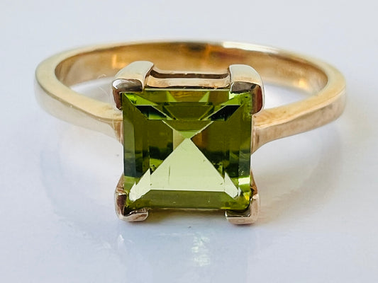 9ct Gold Peridot Ring