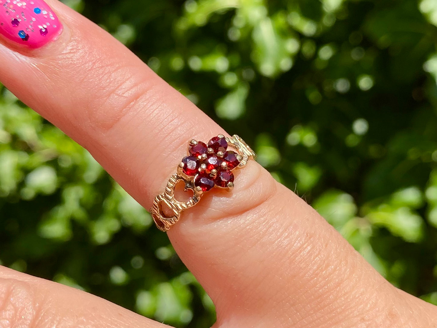 Vintage 9ct Gold Garnet Daisy Ring