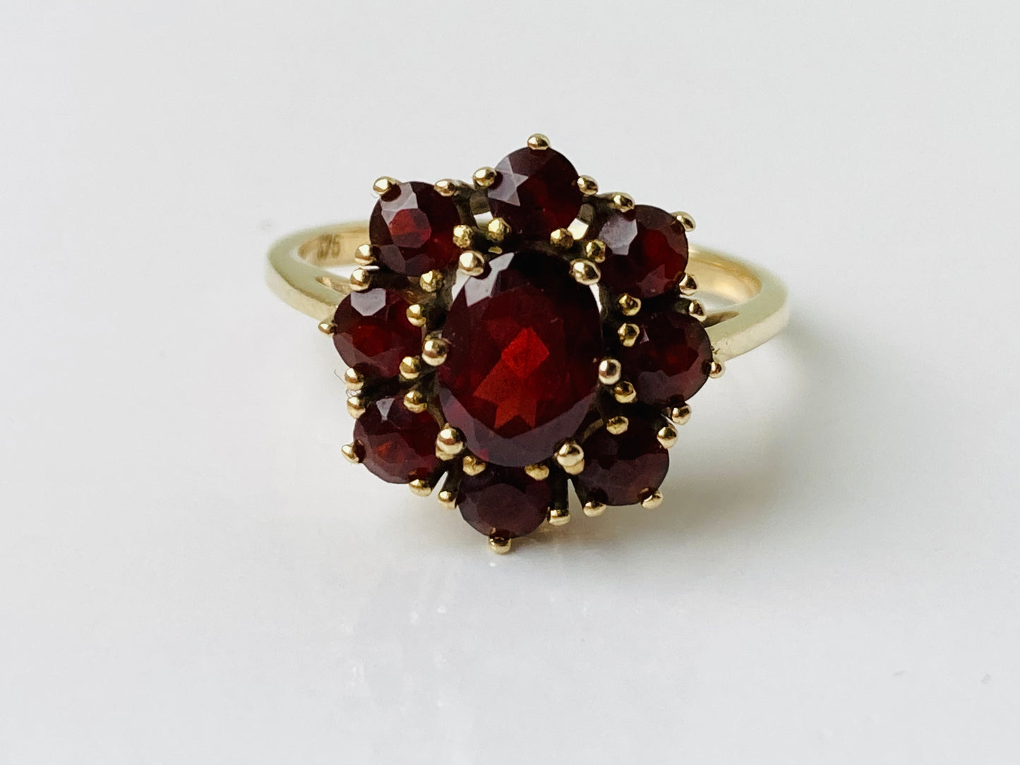 Vintage 9ct Gold Garnet Ring