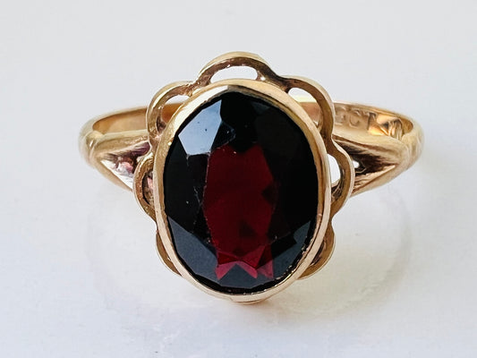 Vintage 9ct Gold Garnet Ring