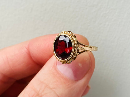 Vintage 9ct Gold Garnet Ring