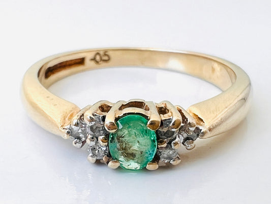 Vintage 9ct Gold Emerald & Diamond Ring