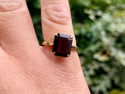 Vintage 9ct Gold Garnet Ring