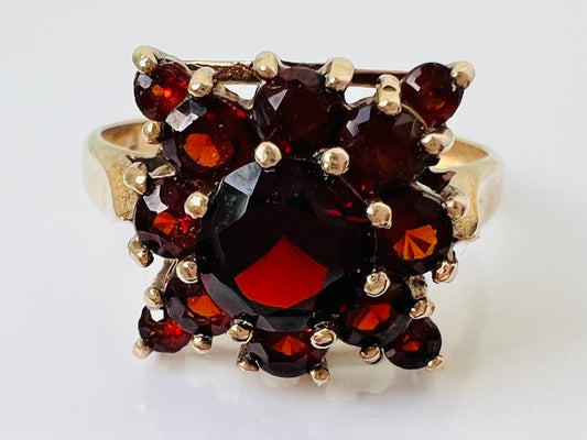 Vintage 9ct Gold Garnet Ring