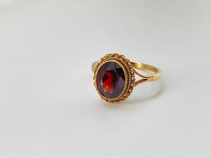 9ct Gold Garnet Ring