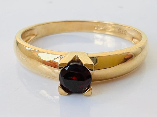 9ct Gold Garnet Ring