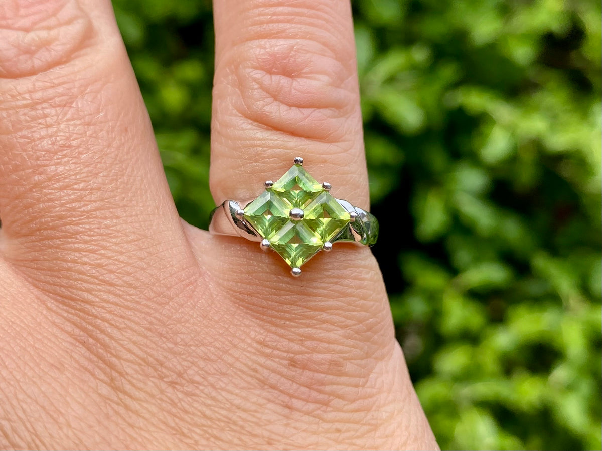 9ct Gold Peridot Ring