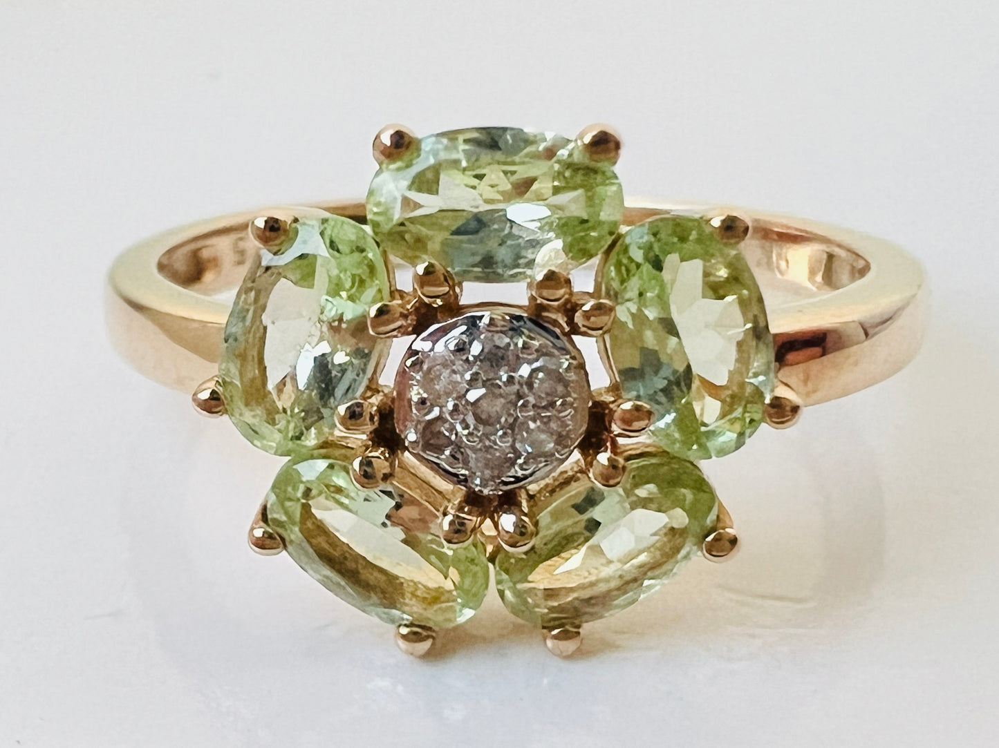 9ct Gold Green Garnet & Diamond Ring