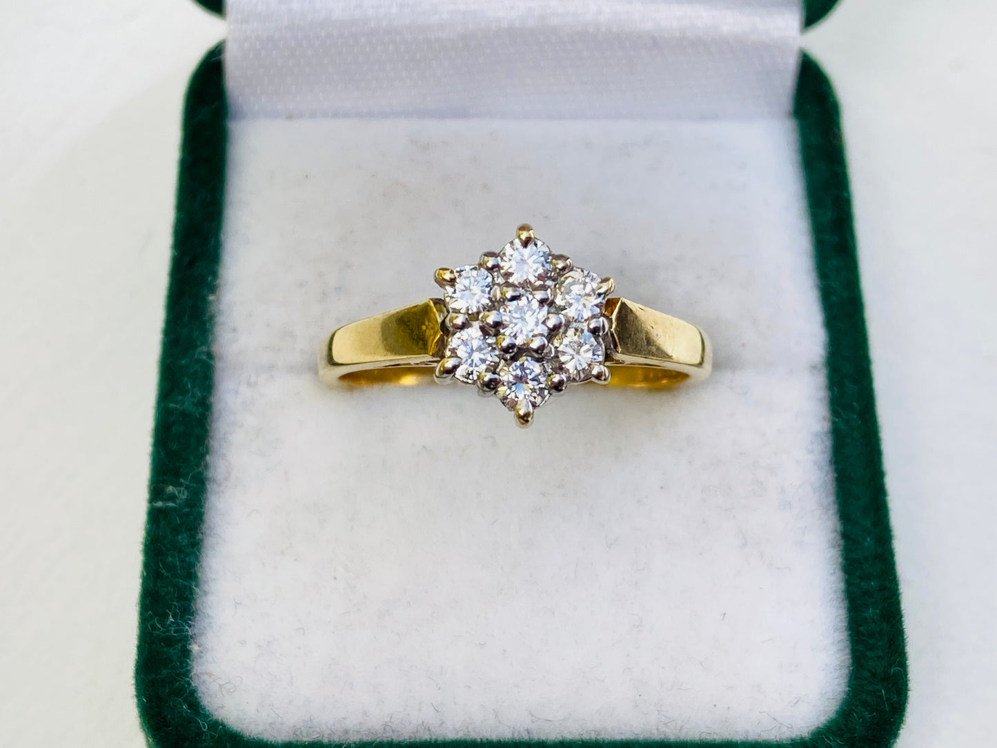 18ct Gold Diamond Daisy Ring