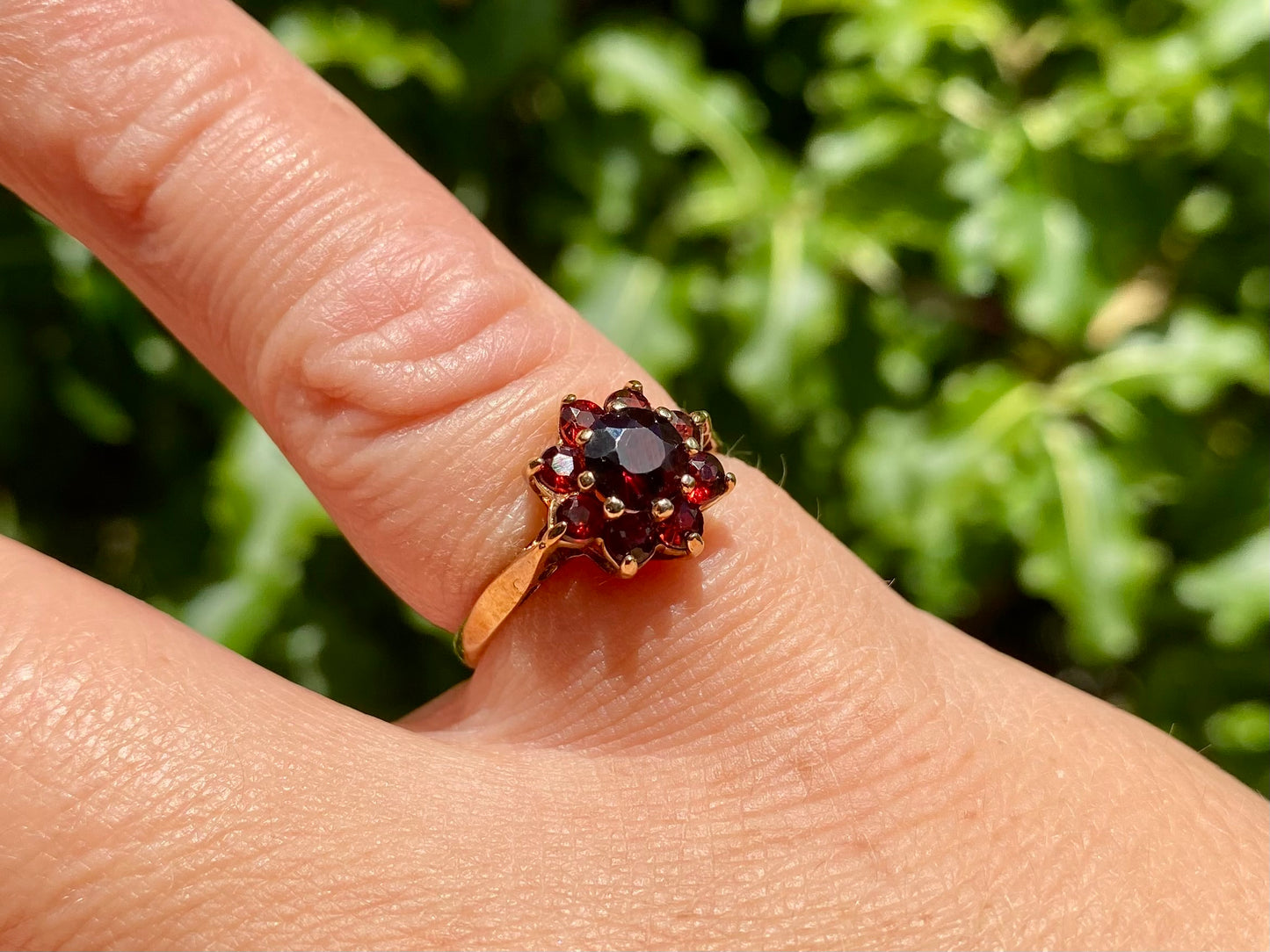 Vintage 9ct Gold Garnet Daisy Ring
