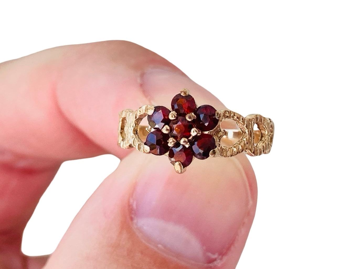 Vintage 9ct Gold Garnet Daisy Ring
