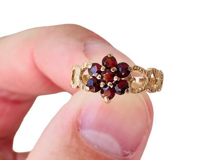 Vintage 9ct Gold Garnet Daisy Ring