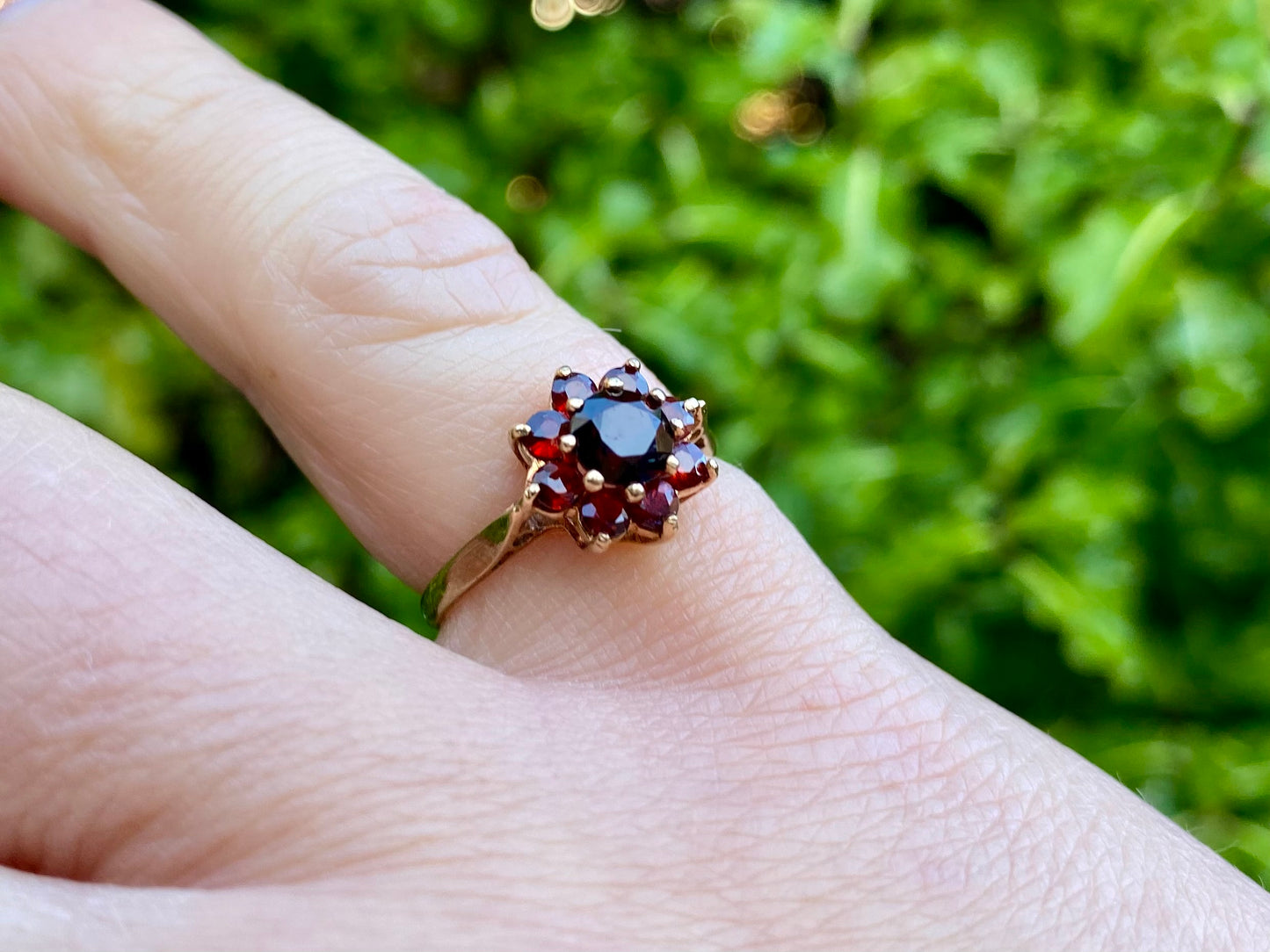 Vintage 9ct Gold Garnet Daisy Ring