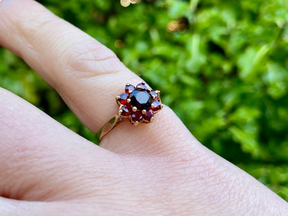 Vintage 9ct Gold Garnet Daisy Ring