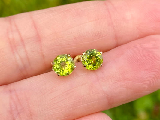 10ct Gold Peridot Stud Earrings