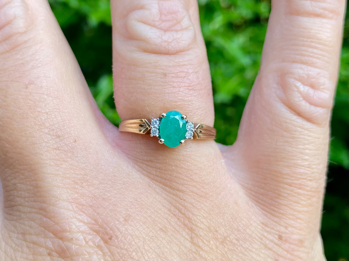 9ct Gold Emerald & Diamond Ring