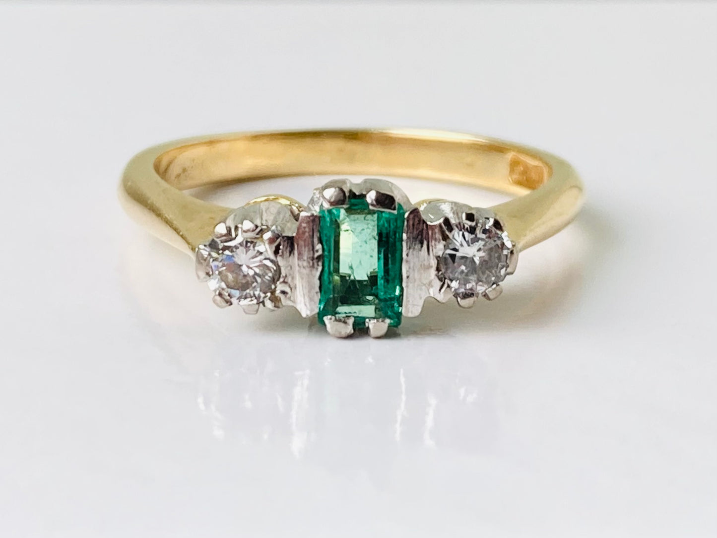 Vintage 18ct Gold Emerald & Diamond Ring