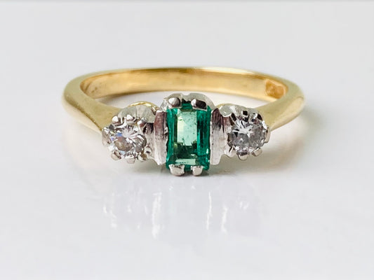 Vintage 18ct Gold Emerald & Diamond Ring