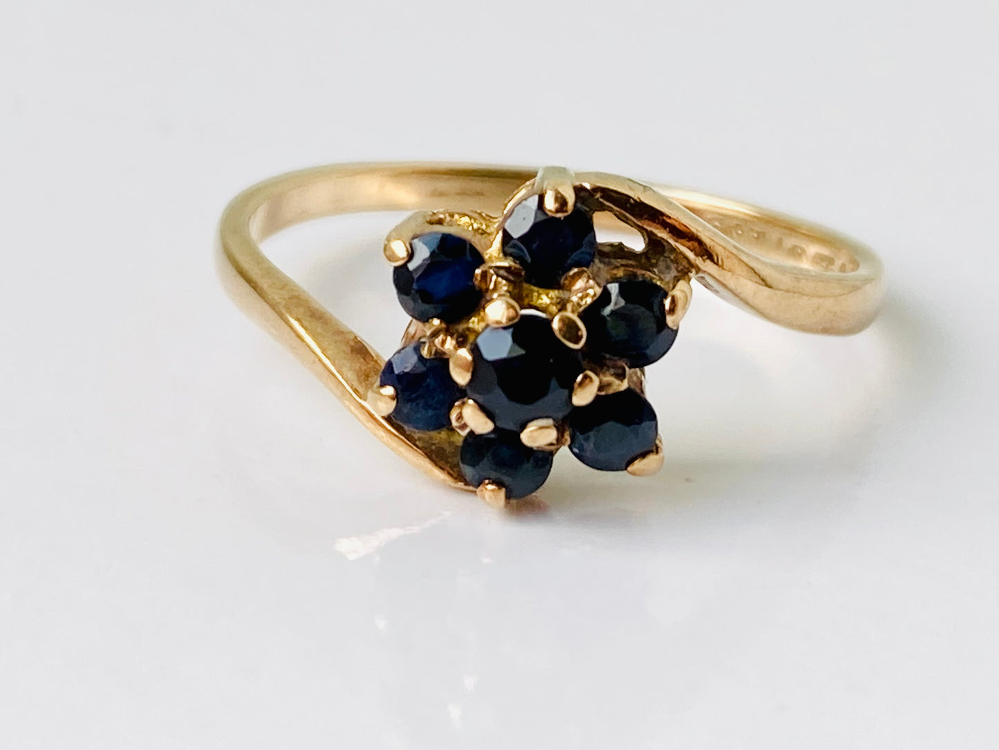 Vintage 9ct Gold Sapphire Daisy Ring