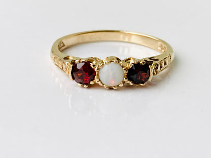 Vintage 9ct Gold Opal & Garnet Ring