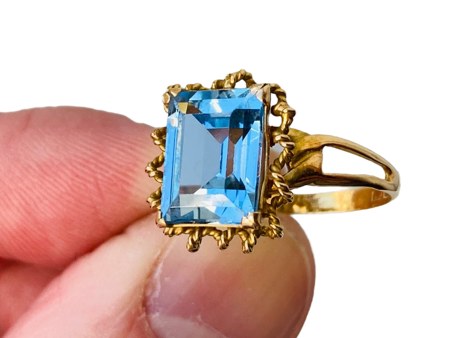 Vintage 18ct Gold Aquamarine Ring