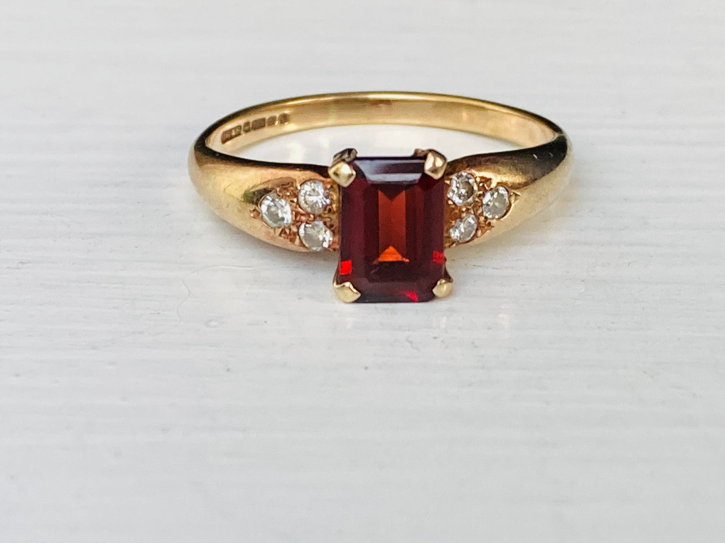 Vintage 9ct Gold Garnet & Diamond Ring