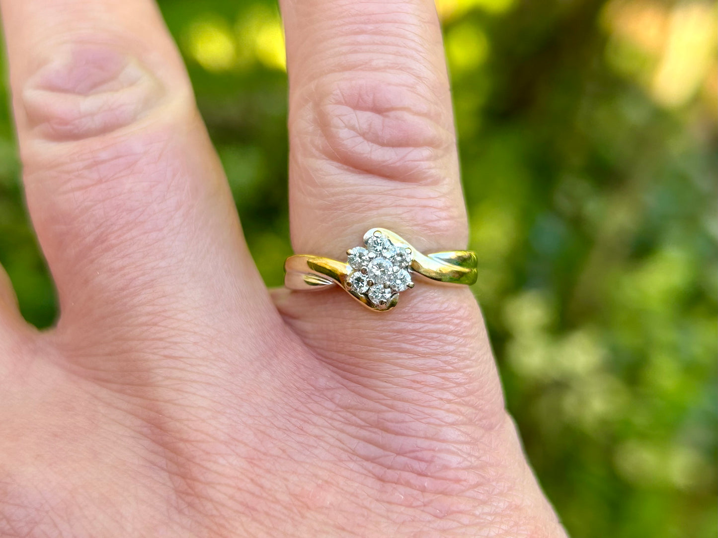 18ct Gold Diamond Daisy Ring