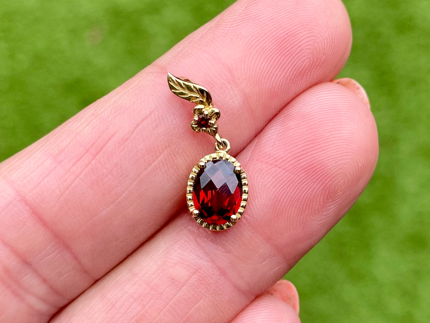 9ct Gold Garnet Pendant