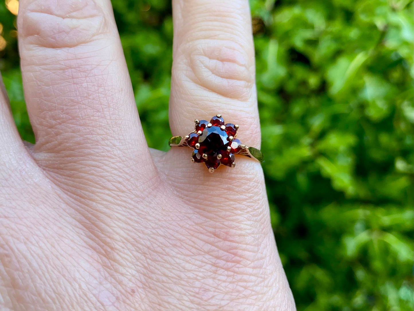 Vintage 9ct Gold Garnet Daisy Ring