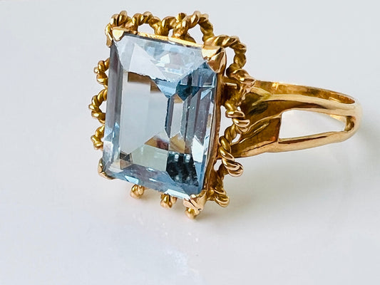 Vintage 18ct Gold Aquamarine Ring