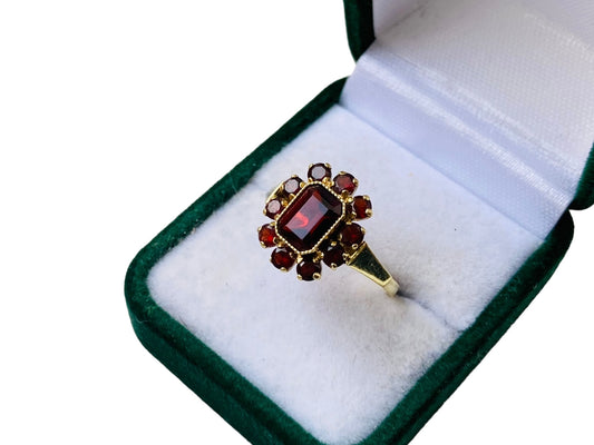 Vintage 14ct Gold Garnet Ring