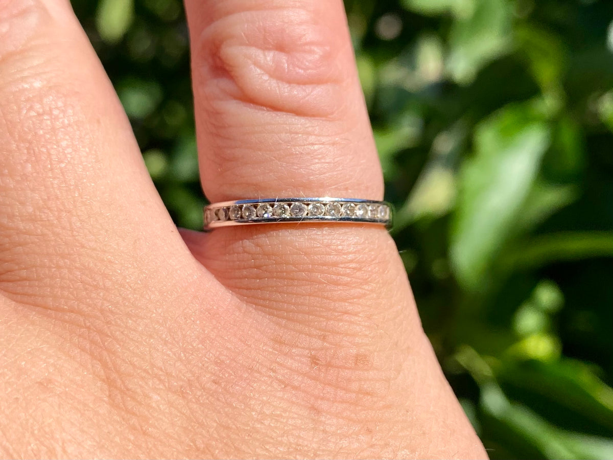 18ct Gold Sixteen-Stone Diamond Ring