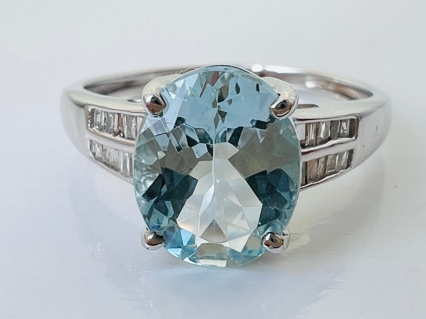 9ct Gold Aquamarine & Diamond Ring