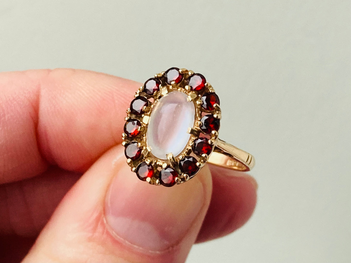 Vintage 9ct Gold Moonstone & Garnet Ring